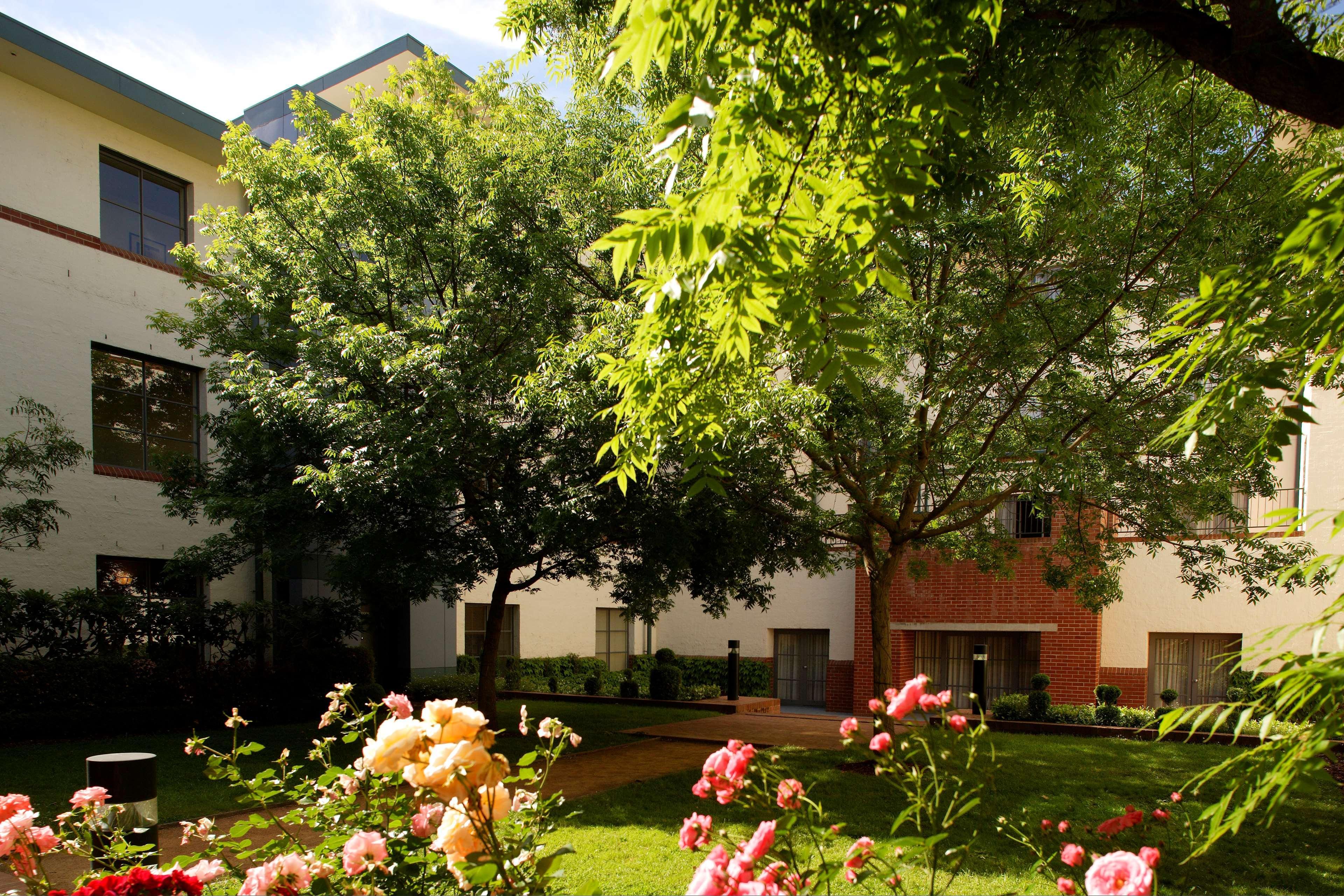 Hyatt Hotel Canberra - A Park Hyatt Hotel Exterior photo The courtyard of the school
