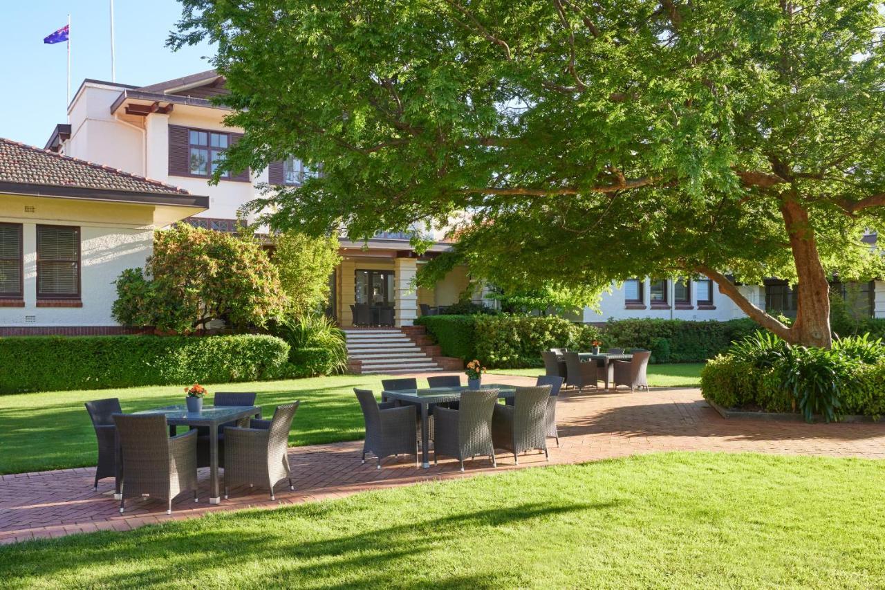 Hyatt Hotel Canberra - A Park Hyatt Hotel Exterior photo The grounds of the Governor's residence