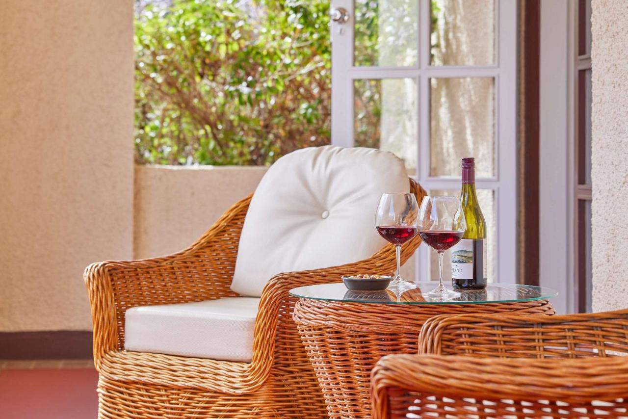 Hyatt Hotel Canberra - A Park Hyatt Hotel Exterior photo Wrought wicker furniture